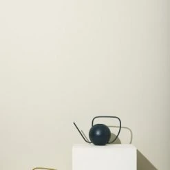 Hubsch Vases Arrosoir 1,5L En Métal Bleu H20 -Sablie Vases Soldes arrosoir 1 5l en metal bleu h20 1