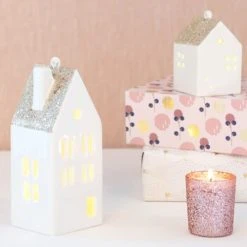 Maisons Du Monde Décorations à Poser De Noël Déco De Noël Maison Lumineuse En Céramique Blanche - Lot De 2 -Sablie Vases Soldes deco de noel maison lumineuse en ceramique blanche 1000 12 9 197178 2