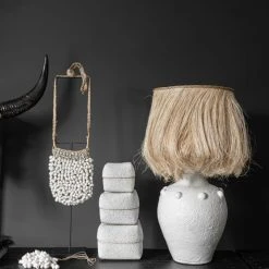 Bazar Bizar Statuettes Et Figurines Statue De Sac En Coquillage Sur Socle En Métal Blanc -Sablie Vases Soldes statue de sac en coquillage sur socle en metal blanc 2