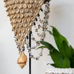 Bazar Bizar Statuettes Et Figurines Statuette De Chapeau En Coquillage Noir Et Naturel Sur Socle En Métal -Sablie Vases Soldes statuette de chapeau en coquillage noir et naturel sur socle en metal 4