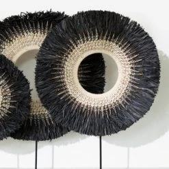 Bazar Bizar Statuettes Et Figurines Statuette En Raphia Noir Et Coquillage Sur Une Base En Métal -Sablie Vases Soldes statuette en raphia noir et coquillage sur une base en metal 2