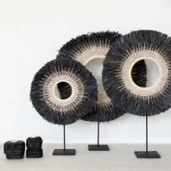 Bazar Bizar Statuettes Et Figurines Statuette En Raphia Noir Et Coquillage Sur Une Base En Métal -Sablie Vases Soldes statuette en raphia noir et coquillage sur une base en metal 5