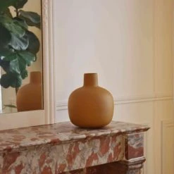 Passage Vernet Vases Vase Arrondi En Métal Jaune -Sablie Vases Soldes vase arrondi en metal jaune 2