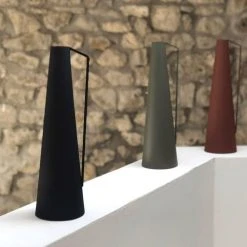 Passage Vernet Vases Vase Conique à Anse En Métal Noir -Sablie Vases Soldes vase conique a anse en metal noir 2